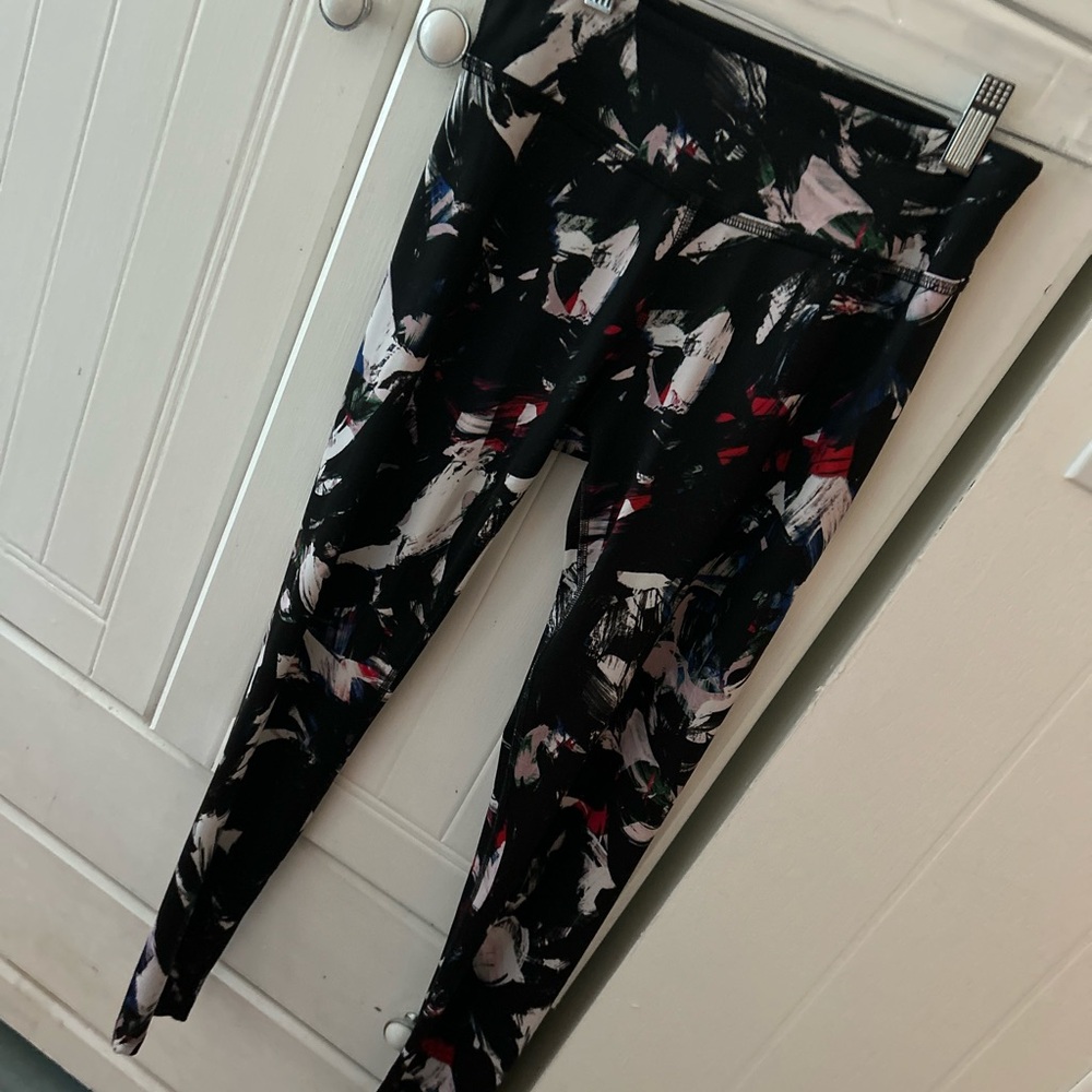 BEYOND YOGA Stylish Women’s Floral Print Leggings in EUC with Comfortable Fit - Picture 6 of 7